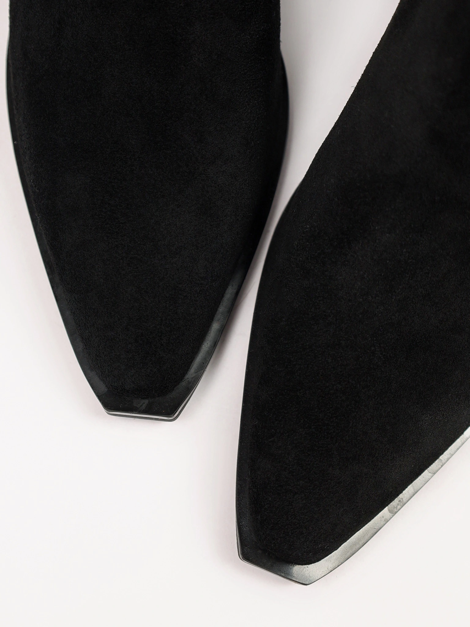 Сапоги черного цвета на высоком каблуке